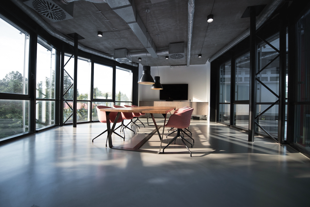 Meetingraum bzw. Büroraum, hygienisch sauber und ordentlich für eine gute Arbeitsatmosphäre